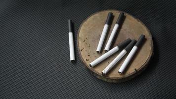 tas de cigarettes sur fond sombre. ou concept de campagne non fumeur, tabac photo