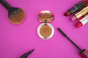 flatlay de produits de maquillage et de beauté sur fond rose. photo