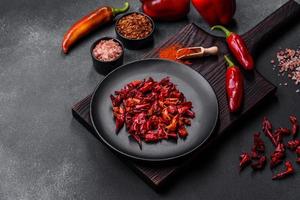 morceaux de paprika séché, préparation d'épice en poudre pour divers plats photo