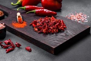 morceaux de paprika séché, préparation d'épice en poudre pour divers plats photo