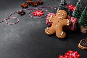 délicieux biscuits au pain d'épice au miel, au gingembre et à la cannelle. compositions d'hiver photo