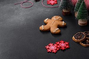 délicieux biscuits au pain d'épice au miel, au gingembre et à la cannelle. compositions d'hiver photo