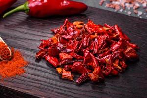 morceaux de paprika séché, préparation d'épice en poudre pour divers plats photo