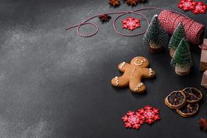 délicieux biscuits au pain d'épice au miel, au gingembre et à la cannelle. compositions d'hiver photo