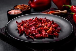 morceaux de paprika séché, préparation d'épice en poudre pour divers plats photo