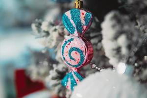 branche d'arbre de noël avec des jouets photo