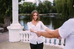 couple s'amusant sur un pont dans le parc photo