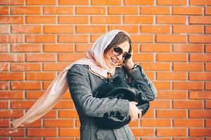 fille dans un manteau dans la rue photo