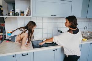 famille heureuse cuisiner ensemble dans la cuisine photo