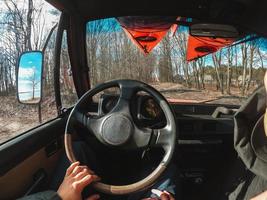 homme conduisant une voiture suv par un chemin forestier. photo