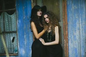 deux femmes vintage comme sorcières photo