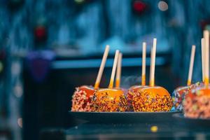 pommes au caramel et pépites. l'alimentation de rue. photo