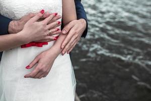 couple sur une jetée en mer photo