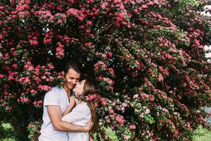 jeune couple heureux amoureux à l'extérieur photo