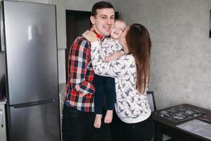 maman, papa et petite fille s'amusent ensemble photo