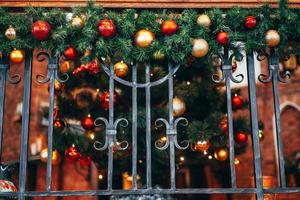 la décoration de noël se trouve sur la balustrade forgée. photo