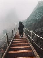 homme sur la rampe de l'escalier. photo