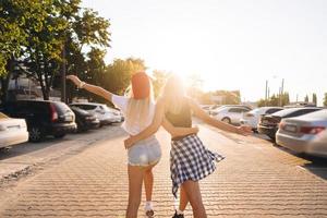 deux jeunes filles sexy se promènent. vue de derrière. photo