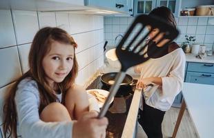 famille heureuse cuisiner ensemble dans la cuisine photo