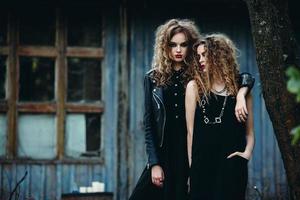 deux femmes vintage comme sorcières photo