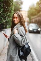 belle jeune fille dans une rue étroite. photo