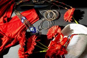 ensemble d'accessoires de mode rouges, blancs et colorés sur fond noir photo