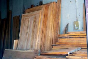 planche de bois d'eucalyptus avec arrière-plan flou. les planches de bois sont stockées pour fabriquer des meubles en bois. mise au point sélective, espace de copie. photo