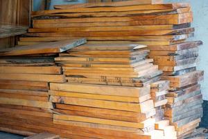 planche de bois d'eucalyptus avec arrière-plan flou. les planches de bois sont stockées pour fabriquer des meubles en bois. mise au point sélective, espace de copie. photo