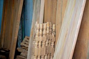 planche de bois d'eucalyptus avec arrière-plan flou. les planches de bois sont stockées pour fabriquer des meubles en bois. mise au point sélective, espace de copie. photo