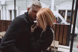 amoureux femme et le gars sur la promenade d'hiver photo