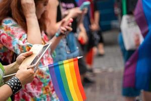 main tenir un drapeau gay lgbt au festival du défilé de la fierté gay lgbt photo