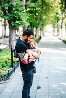 jolie petite fille dans les bras de son père photo