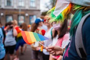 foule heureuse agitant des drapeaux lgbt pendant le défilé de la fierté photo