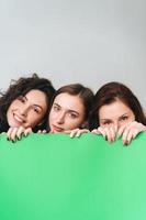 trois belles jeunes filles posant pour la caméra photo