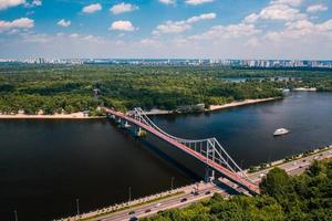 pont piétonnier à kiev sur la rivière photo