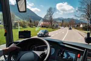 vue à travers la fenêtre du conducteur d'un bus photo