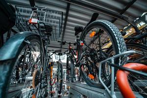 beaucoup de vélos d'affilée. parking à vélos dans la rue photo