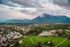 vue aérienne en perspective sur la ville touristique de la vallée photo