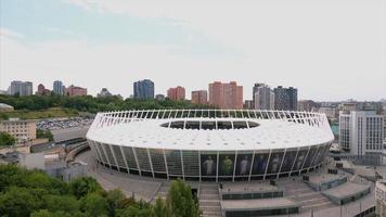 kiev, ukraine - 30 juillet 2019 vue aérienne du stade olympique et de la ville de kiev. photo