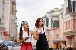 deux jeunes femmes marchant en plein air s'amusant photo