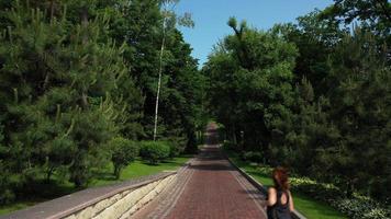 femme athlète faisant du jogging dans le parc. femme sportive à l'entraînement du matin photo