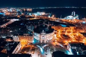 vue nocturne de l'opéra d'odessa photo