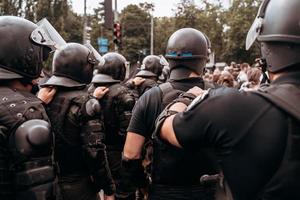 police pour maintenir l'ordre dans la zone pendant le rassemblement photo