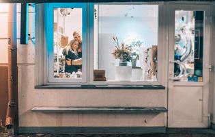 photo à travers la fenêtre. jeune couple au café avec un intérieur élégant