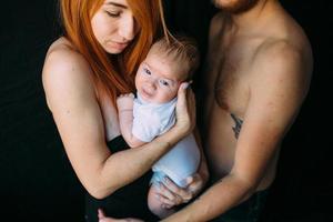 famille heureuse sur fond noir photo