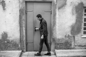 un homme vêtu de jeans sur le fond des portes photo