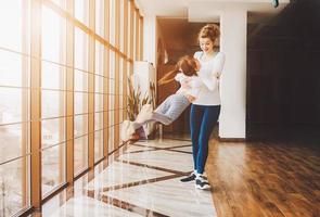 mère tord sa fille dans la salle de gym photo