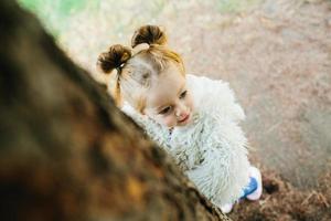 jolie petite fille joue à l'extérieur photo