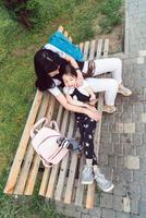 maman et sa fille se reposent sur le banc photo