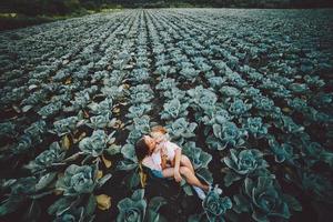 mère et fille sur le terrain avec du chou photo